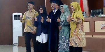 Dr. KH. Abdullah Munir Bersama keluarga, foto bersama usai Sidang Terbuka Promosi Doktoral