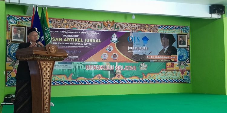 Ketua STIT-MI, Dr. KH. Abdullah Munir, M.Pd.