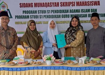 Tengah, Riska Febriani saat selesai Ujian Munaqasyah Skripsi