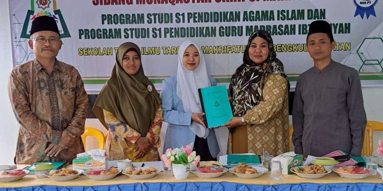 Tengah, Riska Febriani saat selesai Ujian Munaqasyah Skripsi